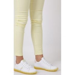 Białe buty sportowe sznurowane z holograficzną wstawką i żołtą podeszwą casu 8-k692c. Żółte buty sportowe damskie Casu, bez wzorów, ze skóry ekologicznej, sportowe. W wyprzedaży za 29,99 zł.