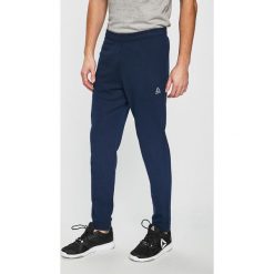 Reebok - Spodnie. Niebieskie spodnie męskie marki Reebok, s, bez wzorów, z bawełny, sportowe. Za 179,90 zł.
