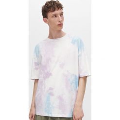 T-shirt z efektem tie-dye -. T-shirty męskie Reserved, m, bez wzorów, bez kołnierzyka. W wyprzedaży za 19,99 zł.