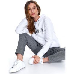 Bluza z kapturem. Białe bluzy damskie Top Secret, na wiosnę, z napisami, z długim rękawem, długie, z kapturem. Za 109,99 zł.