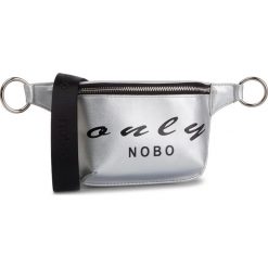 Saszetka nerka NOBO - NBAG-G0890-C022 Srebrny. Szare nerki damskie Nobo, bez wzorów, ze skóry ekologicznej, młodzieżowe, bez dodatków. W wyprzedaży za 99,00 zł.