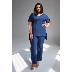Granatowa bluzka Georgia duże rozmiary OVERSIZE PLUS SIZE WIOSNA. Szare bluzki damskie Moda Size Plus Iwanek, s, z aplikacjami, z jeansu, eleganckie, z klasycznym kołnierzykiem, plus size, z krótkim rękawem. Za 139,90 zł.