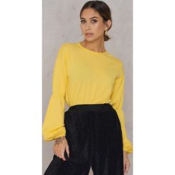 NA-KD Sweter z szerokim rękawem - Yellow. Żółte swetry damskie marki NA-KD, bez wzorów, z długim rękawem, długie, bez kaptura. W wyprzedaży za 50,47 zł.