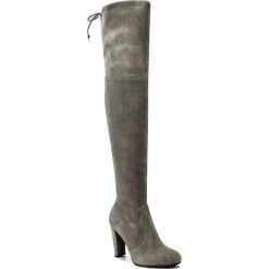 Muszkieterki STUART WEITZMAN - Highland Cement Suede. Szare kozaki damskie marki Stuart Weitzman, ze skóry, przed kolano, na wysokim obcasie, na obcasie, bez zapięcia. W wyprzedaży za 1829,00 zł.