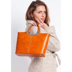 Torebka skórzana borsetta cerimonia camel. Brązowe kuferki damskie Vera Pelle, w paski, ze skóry, eleganckie, na ramię, bez dodatków. W wyprzedaży za 269,00 zł.