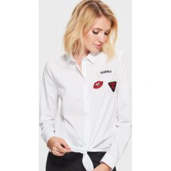 Koszula z wiązaniem - Biały. Białe koszule damskie Cropp, s, bez wzorów, bez kołnierzyka, bez rękawów. W wyprzedaży za 19,99 zł.