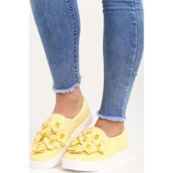 Żółte Slip On Flower Show. Żółte trampki damskie slip on marki Born2be, ze skóry. Za 79,99 zł.