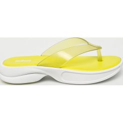 Melissa - Japonki Odd. Zielone klapki damskie Melissa, bez wzorów, z materiału, bez obcasa, na obcasie. W wyprzedaży za 139,90 zł.