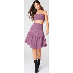 NA-KD Boho Spódnica z falbanką i marszczeniem - Purple. Fioletowe spódniczki damskie NA-KD Boho, bez wzorów, boho, midi. W wyprzedaży za 20,47 zł.