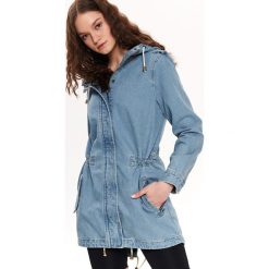 KURTKA DŁUGA DAMSKA JEANSOWA. Niebieskie kurtki damskie Top Secret, na lato, bez wzorów, z jeansu, eleganckie, długie, z kapturem. W wyprzedaży za 149,99 zł.