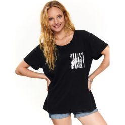 T-SHIRT Z CEKINOWĄ KIESZONKĄ. Czarne t-shirty damskie Top Secret, z nadrukiem, bez kołnierzyka. Za 59,99 zł.