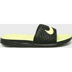 Nike Sportswear - Klapki. Czarne kapcie męskie z materiału. W wyprzedaży za 99,90 zł.