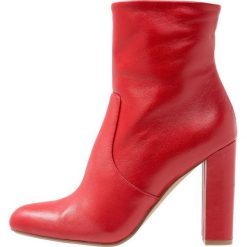 Steve Madden EDITOR Botki na obcasie red. Czerwone botki damskie na obcasie Steve Madden, z materiału. Za 629,00 zł.