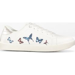 Sneakersy bonprix biały. Białe buty dziewczęce sportowe bonprix, bez wzorów, bez zapięcia. Za 79,99 zł.