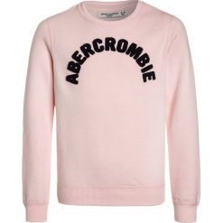 Abercrombie & Fitch EVERYBODY CREW Bluza light pink. Czerwone bluzy dziewczęce marki Abercrombie & Fitch, z bawełny. Za 129,00 zł.