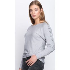Jasnoszary Sweter Happy Rush. Szare swetry klasyczne damskie Born2be, l, z dekoltem w łódkę. Za 64,99 zł.