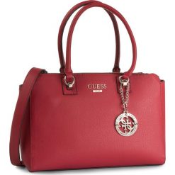 Torebka GUESS - Alma (VG) HWVG74 01090 RED. Czerwone torebki klasyczne damskie Guess, z aplikacjami, ze skóry ekologicznej, klasyczne, bez dodatków. Za 649,00 zł.