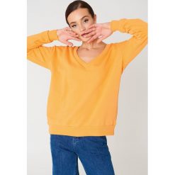 Swetry oversize damskie: NA-KD Basic Sweter basic z dekoltem V – Orange