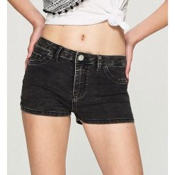 Szorty mid waist - Czarny. Czarne szorty damskie Sinsay, s, bez wzorów. W wyprzedaży za 29,99 zł.