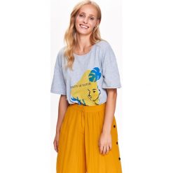 T-SHIRT KRÓTKI RĘKAW DAMSKI, Z NADRUKIEM. Szare t-shirty damskie marki Top Secret, z nadrukiem, z dzianiny. W wyprzedaży za 14,99 zł.