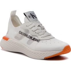 Sneakersy CALVIN KLEIN JEANS - Alexia R7808 Bright White. Białe półbuty damskie marki Calvin Klein Jeans, bez wzorów, z jeansu, bez obcasa, na płaskiej podeszwie, bez zapięcia. Za 649,00 zł.