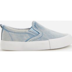 Jeansowe trampki slip on - Niebieski. Niebieskie trampki męskie Reserved, bez wzorów, z jeansu, bez zapięcia. Za 59,99 zł.