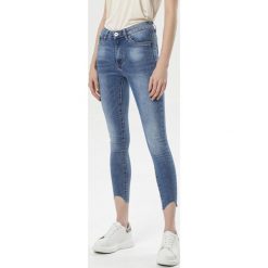 Niebieskie Jeansy Slim Leuciphia. Niebieskie jeansy damskie Born2be, bez wzorów, z jeansu. Za 79,99 zł.