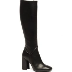 Buty zimowe damskie: Skórzane kozaki w kolorze czarnym