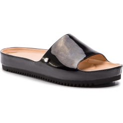Klapki UGG - W Jane Patent 1101071 W/Blk. Czarne klapki damskie Ugg, bez wzorów, ze skóry ekologicznej, bez obcasa. W wyprzedaży za 269,00 zł.