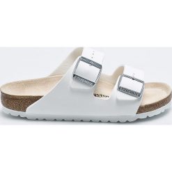 Birkenstock - Klapki Arizona. Białe klapki damskie Birkenstock, bez wzorów, ze skóry, bez obcasa, na obcasie. Za 269,90 zł.