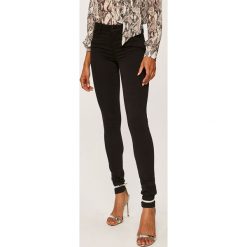 Guess Jeans - Spodnie. Czarne spodnie damskie Guess Jeans, z aplikacjami, z elastanu. Za 419,90 zł.