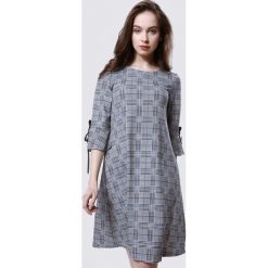Szaro-Niebieska Sukienka Muse Over. Szare sukienki damskie Born2be, xl, bez wzorów, z okrągłym kołnierzem, bez rękawów, mini. Za 69,99 zł.