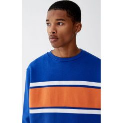 Bluza z panelem. Niebieskie bluzy męskie Pull&Bear, m, bez wzorów, bez kołnierzyka, bez rękawów, bez kaptura. Za 79,90 zł.