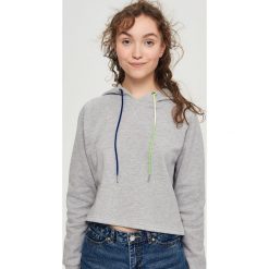 Bluzy damskie: Krótka bluza z kapturem - Jasny szar
