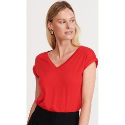T-shirt z dekoltem V - Czerwony. Czerwone t-shirty damskie Reserved, s, bez wzorów, bez kołnierzyka. W wyprzedaży za 29,99 zł.