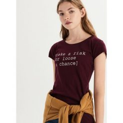 Bawełniany t-shirt z napisem - Bordowy. Czerwone t-shirty damskie Sinsay, l, z napisami, z bawełny. Za 9,99 zł.