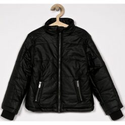 Pepe Jeans - Kurtka dziecięca Tylor. Czarne kurtki chłopięce Pepe Jeans, bez wzorów, z poliesteru, krótkie, bez kaptura. W wyprzedaży za 299,90 zł.