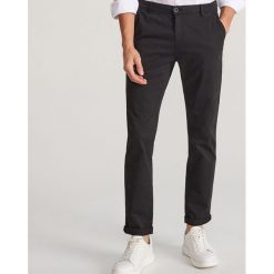 Dopasowane spodnie chino - Czarny. Czarne spodnie męskie Reserved, m, bez wzorów. Za 129,99 zł.