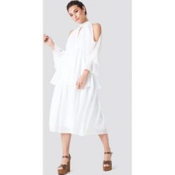 Trendyol Sukienka midi z rozcięciami na ramionach - White. Białe sukienki damskie marki Trendyol, bez wzorów, ze stójką, bez rękawów, midi. W wyprzedaży za 121,47 zł.