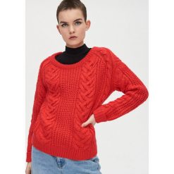 Sweter z warkoczowym splotem - Czerwony. Czerwone swetry damskie Cropp, s, bez wzorów, ze splotem, bez rękawów, bez kaptura. W wyprzedaży za 39,99 zł.