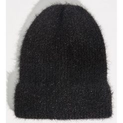 Puszysta czapka - Czarny. Czarne czapki zimowe damskie marki Sinsay. Za 19,99 zł.