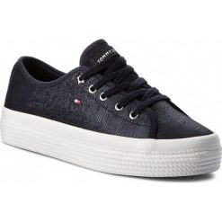 Tenisówki TOMMY HILFIGER - Metallic Flatform Sneaker FW0FW02984 403. Niebieskie półbuty damskie TOMMY HILFIGER, na co dzień, z gumy, na płaskiej podeszwie. W wyprzedaży za 239,00 zł.