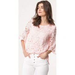 Różowa Bluzka Ingenuous. Różowe bluzki damskie Born2be, xl, bez wzorów, z okrągłym kołnierzem, z krótkim rękawem. Za 69,99 zł.
