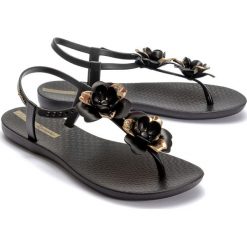 IPANEMA 82662 FLORAL SANDAL FEM 20903 black/gold, sandały damskie. Czarne sandały damskie Ipanema, bez wzorów, bez obcasa, bez zapięcia. Za 99,90 zł.