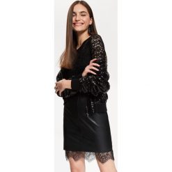 SPÓDNICA MINI ZE SKÓRY EKOLOGICZNEJ Z KORONKOWĄ WSTAWKĄ. Czarne spódniczki damskie skórzane marki Top Secret, na zimę, w koronkowe wzory, eleganckie, mini. W wyprzedaży za 49,99 zł.
