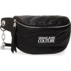 Saszetka nerka VERSACE JEANS COUTURE - E1VVBBH6 71491 899. Czarne nerki damskie Versace Jeans Couture, bez wzorów, z jeansu, młodzieżowe, bez dodatków. W wyprzedaży za 479,00 zł.
