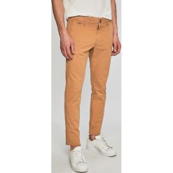 Guess Jeans - Spodnie. Brązowe spodnie męskie Guess Jeans, m, z aplikacjami, z elastanu. W wyprzedaży za 259,90 zł.