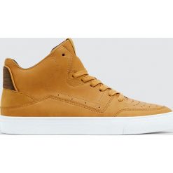 Musztardowe botki sportowe z dziurkowaniem. Szare botki męskie marki Pull&Bear, bez zapięcia. Za 99,90 zł.
