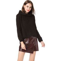 Sweter w kolorze czarnym. Czarne swetry damskie Swetry na chłodne dni, bez wzorów, ze splotem, bez rękawów, bez kaptura. W wyprzedaży za 119,95 zł.