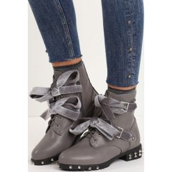 Szare Botki Madame Glam. Szare botki damskie na obcasie marki Born2be, z weluru, militarne, z okrągłym noskiem, na klamry. Za 99,99 zł.